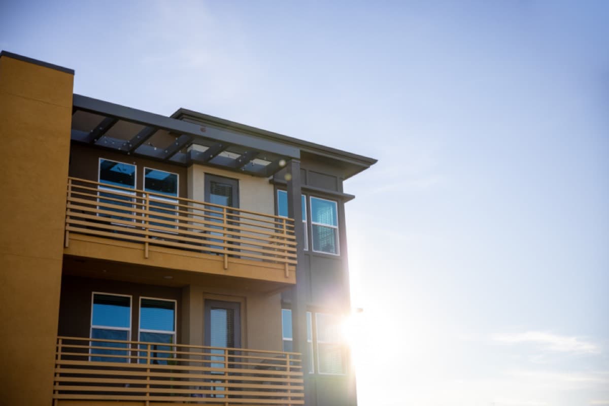 Fachada de edifício residencial moderno com varandas